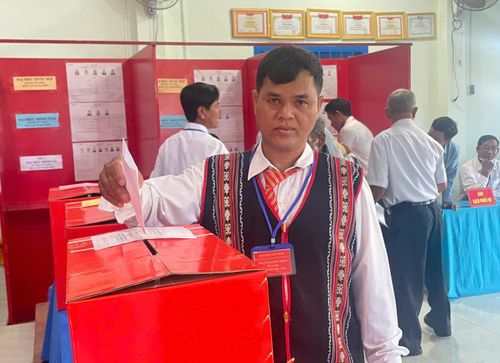 Anh B,Đam Khâm, người K'ho bỏ phiếu