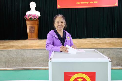 Cử tri Nguyễn Thị Nhuần phấn khởi khi tham gia bỏ phiếu bầu
