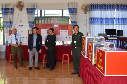 Đồng chí Lê Trọng Yên, Ủy viên Ban Thường vụ Tỉnh ủy, Phó Chủ tịch Thường trực UBND tỉnh kiểm tra khu vực bỏ phiếu số 2, xã Nhân Cơ