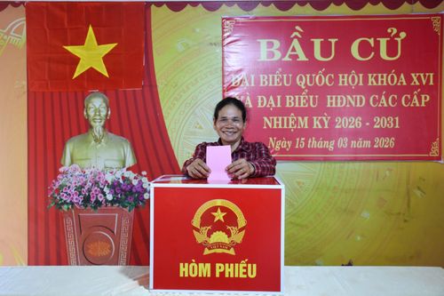Chị Thị Đơi tham gia bỏ phiếu từ sớm tại khu vực bỏ phiếu bon Bu Dấp