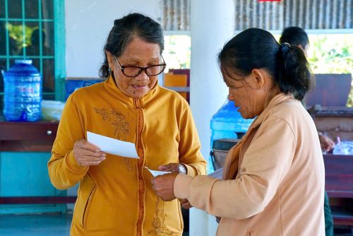 Cử tri Nguyễn Thị Tư được hướng dẫn chu đáo khi tham gia bầu cử