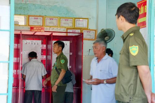 Lực lượng cơ sở đảm bảo trật tự và hướng dẫn cử tri tại khu vực bỏ phiếu