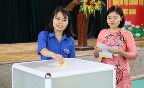 Cử tri trẻ Trần Thị Ngân tranh thủ bỏ phiếu sớm để tiếp tục tham gia tuyên truyền, hỗ trợ cử tri tại điểm bỏ phiếu