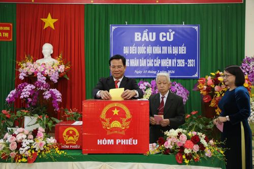 Ủy viên Ban Chấp hành Trung ương Đảng, Phó Bí thư Tỉnh ủy, Chủ tịch UBND tỉnh Lâm Đồng Hồ Văn Mười bỏ phiếu tại khu vực bỏ phiếu số 19, thôn Nghĩa Thị, xã Đơn Dương
