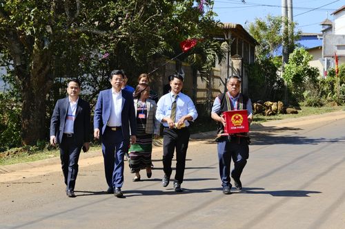 Đồng chí Lưu Văn Trung, Phó Bí thư Tỉnh ủy, Chủ tịch HĐND tỉnh, Chủ tịch Ủy ban Bầu cử tỉnh Lâm Đồng cùng cán bộ xã Đức An mang thùng phiếu di động đến nhà cử tri