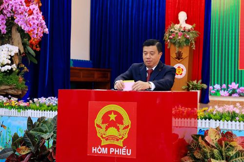 Bí thư Tỉnh ủy Lâm Đồng Y Thanh Hà Niê Kđăm là cử tri đầu tiên bỏ phiếu tại điểm bỏ phiếu số 21, tổ dân phố Lê Hồng Phong, phường Xuân Hương - Đà Lạt