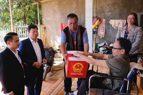 Cử tri Điểu Rôt, xã Đức An tiến hành bỏ phiếu bầu ĐBQH và đại biểu HĐND các cấp tại nhà