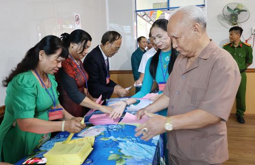 Cử tri cao tuổi tham gia bỏ phiếu tại Khu vực bỏ phiếu số 1, tổ dân phố 3, phường Bắc Gia Nghĩa