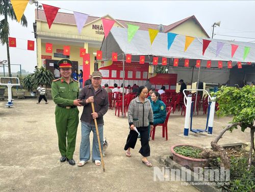 Công an phường Tam Điệp hỗ trợ người dân đến điểm bỏ phiếu. Ảnh: Hoàng Bình.