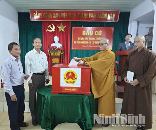 Hòa chung không khí phấn khởi của cử tri cả nước, các cử tri là Tăng, Ni, Phật tử trên địa bàn tỉnh đã tích cực tham gia "Ngày hội non sông". Trong ảnh: Đại đức Thích Minh Thanh, Trụ trì chùa Phú Vinh cùng các cử tri phố Năm Dân, xã Phát Diệm thực hiện quyền bầu cử.