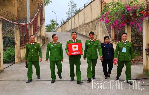 Trại tạm giam số 3 - Công an tỉnh bố trí hòm phiếu phụ tổ chức cho người bị tạm giữ, tạm giam bỏ phiếu.