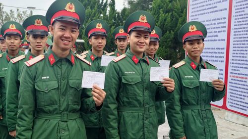 Chiến sĩ Tiểu đoàn hỗn hợp tại đặc khu Cồn Cỏ tham gia ngày hội bầu cử - Ảnh: H.D