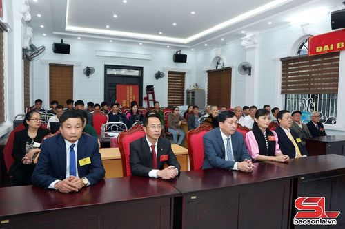 Các đại biểu dự lễ khai mạc tại tiểu khu 2, xã Yên Châu.