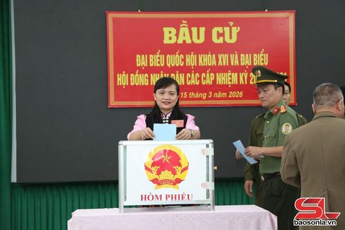 Đồng chí Trưởng ban Nội chính Tỉnh ủy bỏ phiếu bầu cử tại điểm bỏ phiếu số 37, tiểu khu 2, xã Yên Châu.