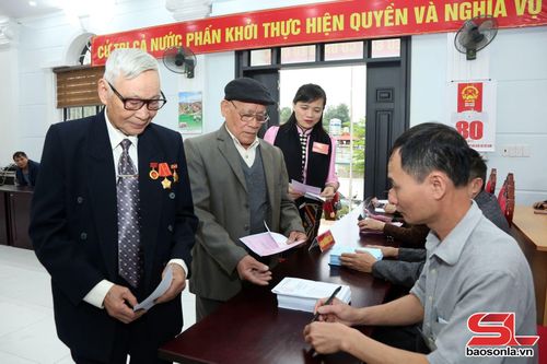 Đồng chí Lường Thị Vân Anh cùng các cử tri nhận phiếu bầu cử.