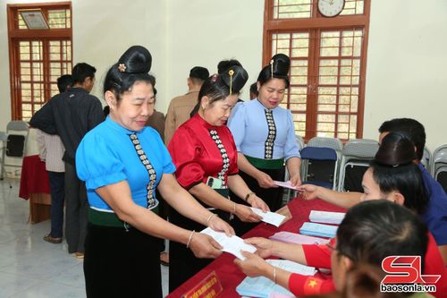 Nhân dân bản Boong Xanh, xã Yên Châu nhận phiếu bầu cử.