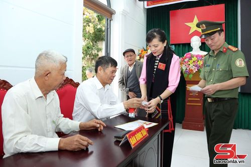 Tổ bầu cử số 37, tiểu khu 2, xã Yên Châu đóng xác nhận phiếu cử tri sau khi đã hoàn thành bỏ phiếu.