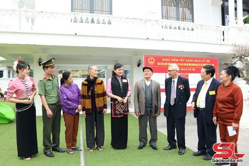 Đồng chí Lường Thị Vân Anh trao đổi với các cử tri .