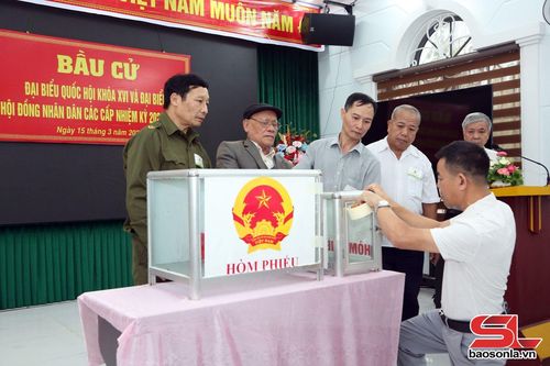 Tổ bầu cử số 37, tiểu khu 2, xã Yên Châu kiểm tra và niêm phong hòm phiếu.