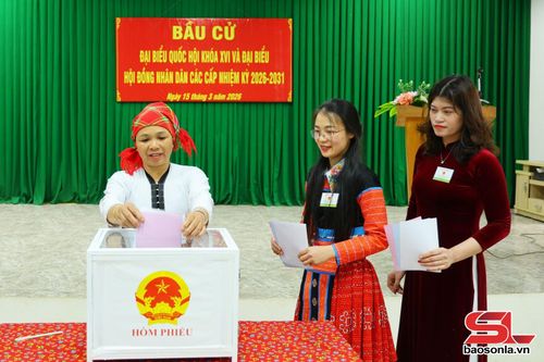 Cử tri tiểu khu 1 tham gia bỏ phiếu bầu.