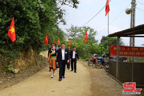 Đồng chí Phó Chủ tịch Thường trực HĐND tỉnh đi kiểm tra, chỉ đạo công tác bầu cử tại bản Suối Chát, xã Gia Phù.