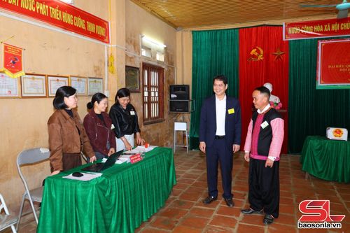 Tổ trưởng Tổ bầu cử bản Suối Cáy, xã Gia Phù báo cáo công tác bầu cử với đoàn công tác.