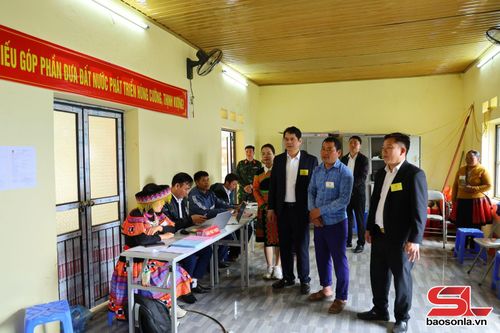 Tổ trưởng Tổ bầu cử bản Suối Chát, xã Gia Phù báo cáo công tác bầu cử với đoàn công tác