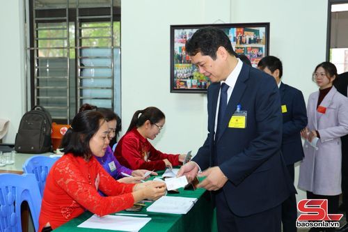 Đồng chí Phó Chủ tịch Thường trực HĐND tỉnh đối chiếu danh sách cử tri
