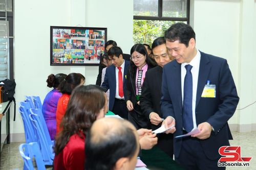 Các đại biểu nhận phiếu bầu.