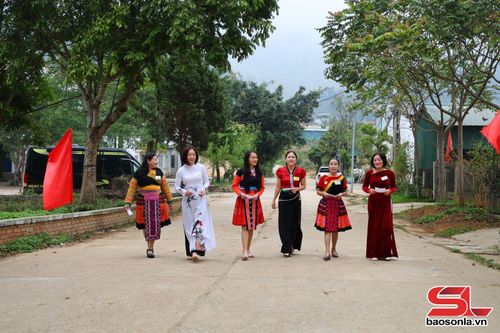 Đông đảo của cử tri trong những bộ trang phục truyền thống tham gia bầu cử tại tổ bầu cử số 6, tiểu khu 1, xã Bắc Yên.