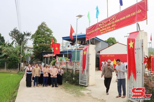 Cử tri bản Nà Lìu, xã Phù Yên nô nức tham gia bầu cử.