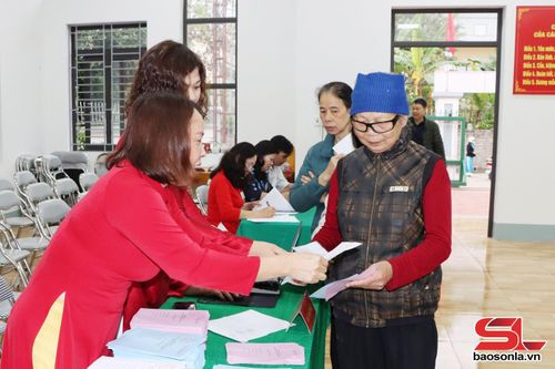 Phát phiếu cho các cử tri.