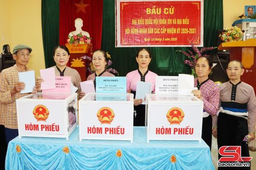 Cử tri bản Nà Lìu, xã Phù Yên tham gia bỏ phiếu.