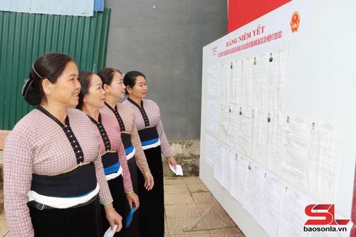 Cử tri bản Nà Lìu, xã Phù Yên xem danh sách các đại biểu ứng cử.