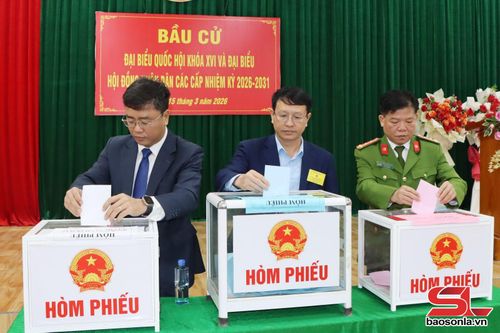 Các đồng chí lãnh đạo Sở Giáo dục và đào tạo, Công an tỉnh Sơn La và xã Phù Yên bỏ phiếu thực hiện quyền công dân của mình.