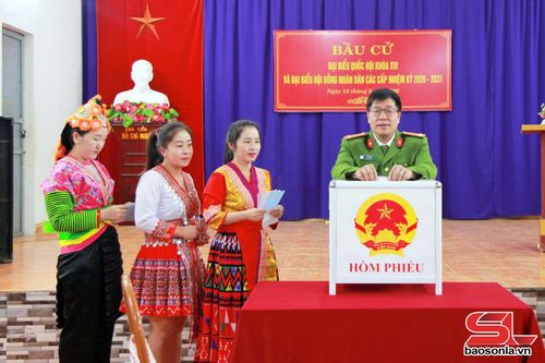 Các cử tri bản Phứa Cón tiến hành bỏ phiếu.
