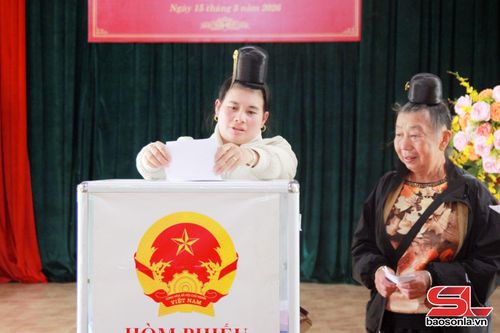 Cử tri Tổ 3, phường Chiềng An bỏ phiếu.