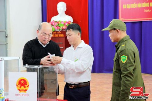 Tổ bầu cử niêm phong hòm phiếu.