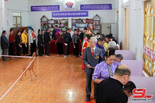 Các cử tri bản Phứa Cón làm thủ tục bầu cử.