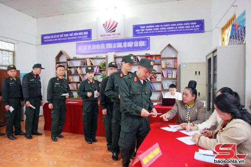 Các cử tri làm thủ tục bầu cử.