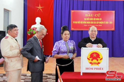 Các cử tri bản Phứa Cón tiến hành bỏ phiếu.