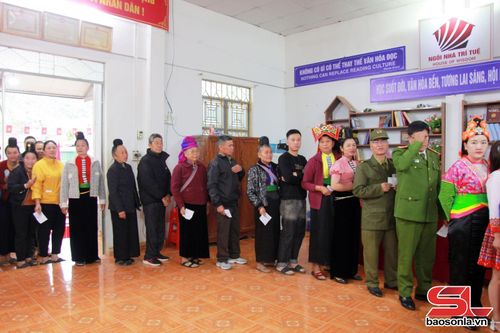 Đông đảo cử tri bản Phứa Cón tham gia bầu cử.