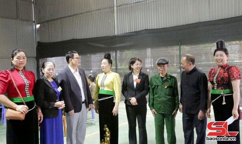 Đồng chí Ủy viên Ban Thường vụ Tỉnh ủy, Chủ nhiệm Ủy ban Kiểm tra Tỉnh ủy trao đổi với cử tri.