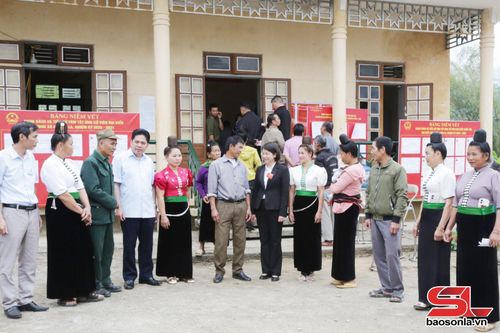 Đồng chí Ủy viên Ban Thường vụ Tỉnh ủy, Chủ nhiệm Ủy ban Kiểm tra Tỉnh ủy trao đổi với cử tri.
