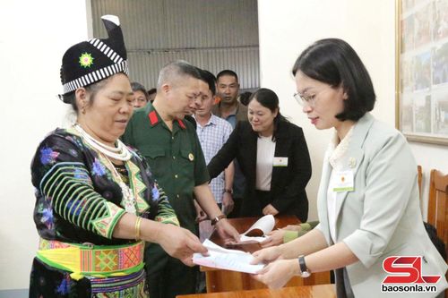 Cử tri nhận phiếu tại buổi bầu cử.
