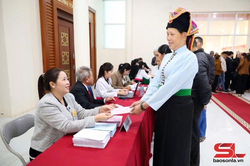 Cử tri Tiểu khu 3, xã Quỳnh Nhai nhận phiếu bầu cử.