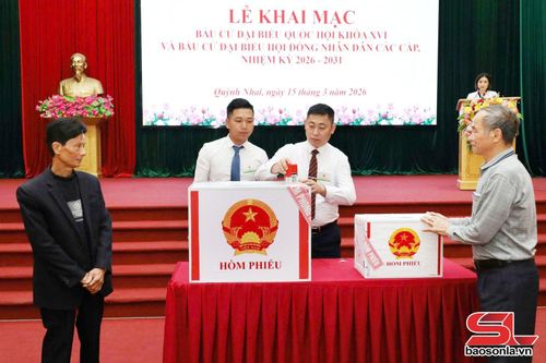 Tổ bầu cử niêm phong hòm phiếu.