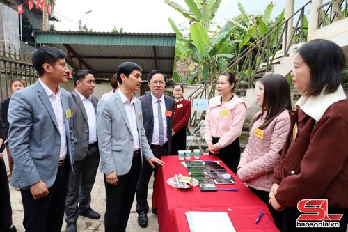 Đoàn đại biểu kiểm tra công tác bầu cử tại Tiểu khu 4, xã Quỳnh Nhai.