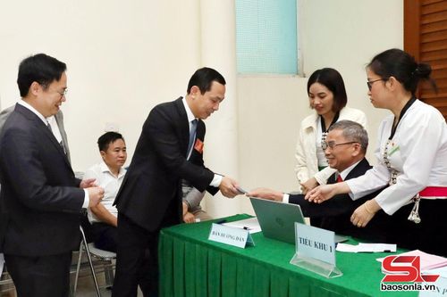 Đồng chí Trưởng ban Tổ chức Tỉnh ủy lấy phiếu bầu.
