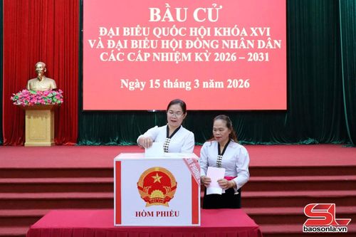 Cử tri xã Quỳnh Nhai bỏ phiếu bầu cử.